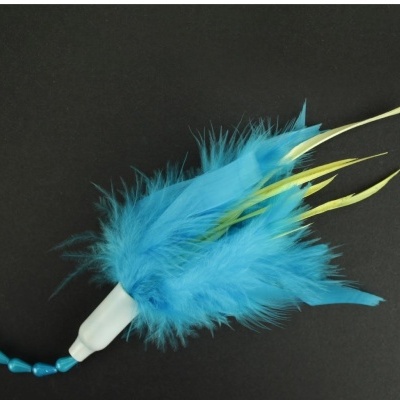 Penas azuis e amarelas com base branca