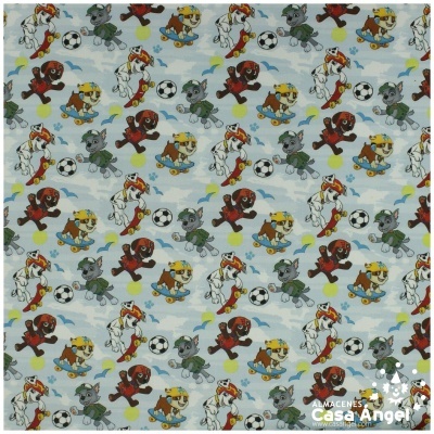 tecido com padrão de cachorros e futebol sobre fundo azul claro