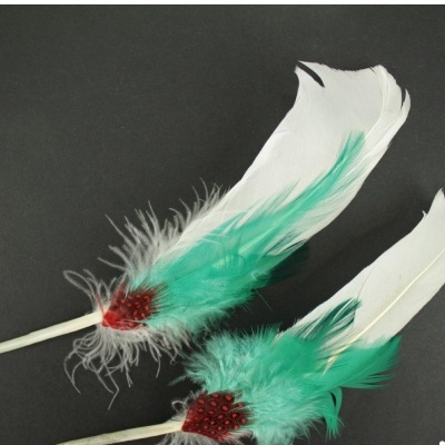 Dois acessórios com penas brancas e verdes com detalhes vermelhos