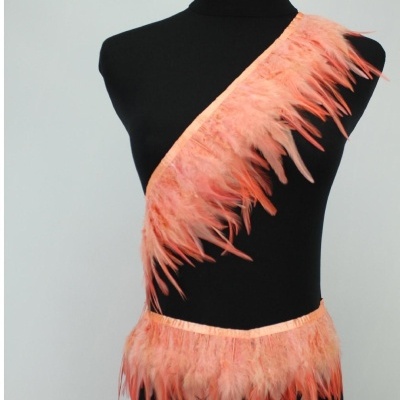 Faixa de penas cor de salmão em manequim preto