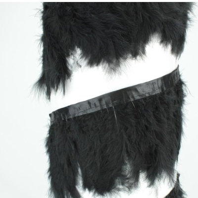 Fibras pretas felpudas unidas por faixas pretas brilhantes sobre fundo branco