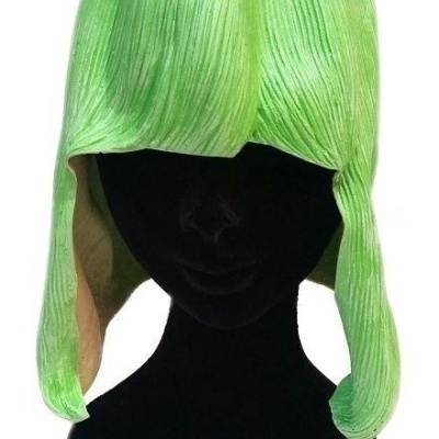 Peruca sintética verde claro em manequim preto