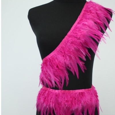 Vestido preto com franjas de penas cor-de-rosa sobre manequim