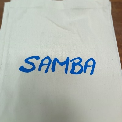Saco de tecido branco com a palavra 'SAMBA' em azul