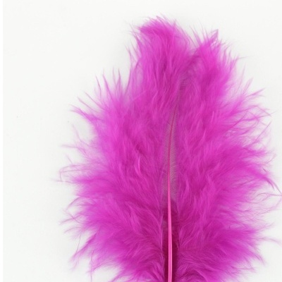 Pena decorativa rosa vibrante com textura macia