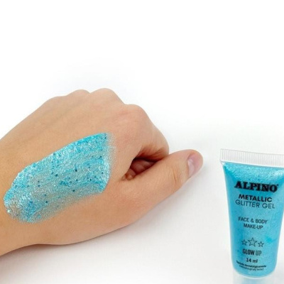 Mão com gel metálico azul com glitter e tubo do gel ao lado