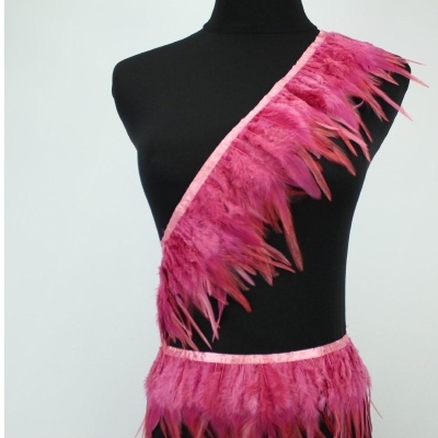 Faixa decorativa rosa com penas em manequim preto