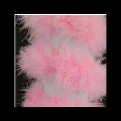 Plumas cor-de-rosa fofas e macias sobre fundo preto