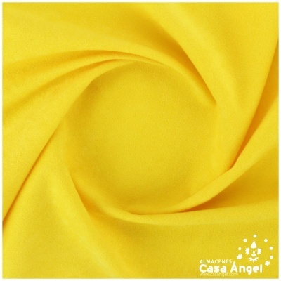 Tecido amarelo com textura suave e dobras em close