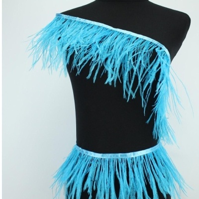 Franja azul clara em manequim preto