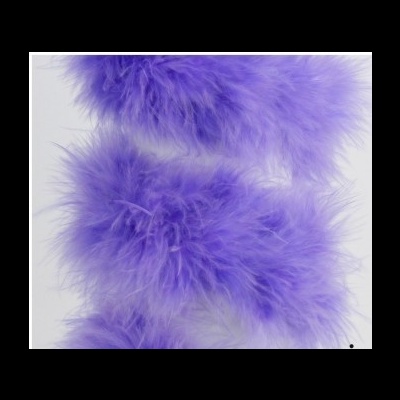 Fita decorativa de penas roxas sobre fundo branco