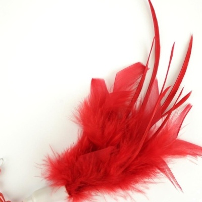 Fascinador vermelho com penas e detalhes em contas vermelhas