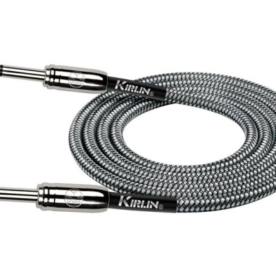 Cabo de instrumento musical com revestimento trançado cinza e preto e terminações metálicas