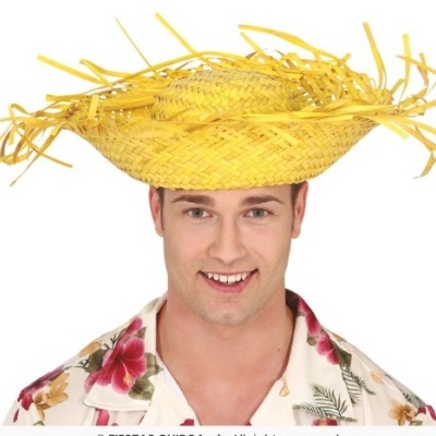 Homem com chapéu amarelo de palha e camisa florida