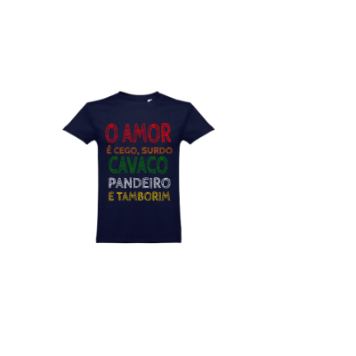 T-shirt azul escura com texto colorido impresso na frente