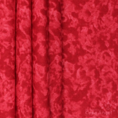 Tecido vermelho marmoreado com dobras