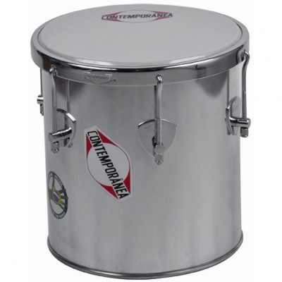 Tambor percussão metálico prateado com pele branca e logo CONTEMPORÂNEA