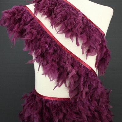 Tecido com penas roxas em manequim branco