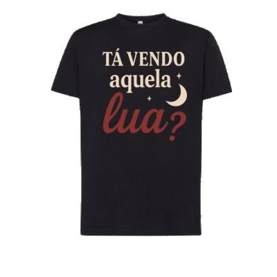 T-shirt preta com texto colorido e imagem de lua