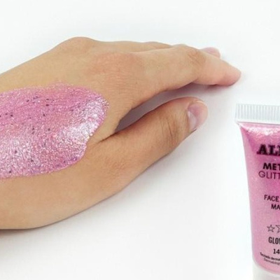 Gel metálico rosa Alpino em tubo e aplicado na mão
