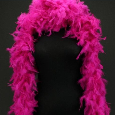 Boa de penas cor de rosa vibrante sobre manequim preto
