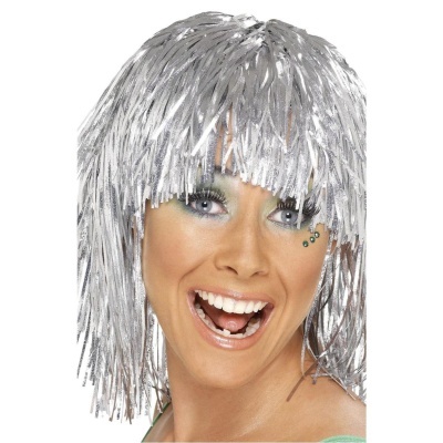 Peruca prateada metálica com franjas em modelo sorridente com maquilhagem verde