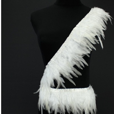 Faixa e cinto de penas brancas em manequim preto