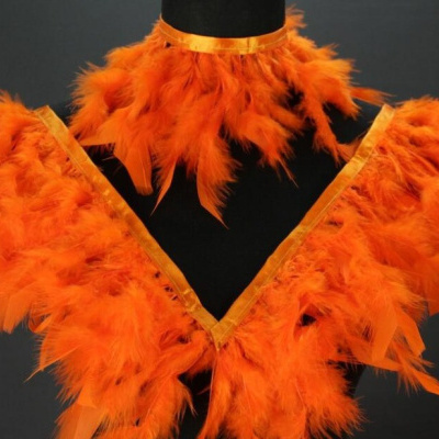 Conjunto de penas decorativas laranja com fita satinada e manequim preto