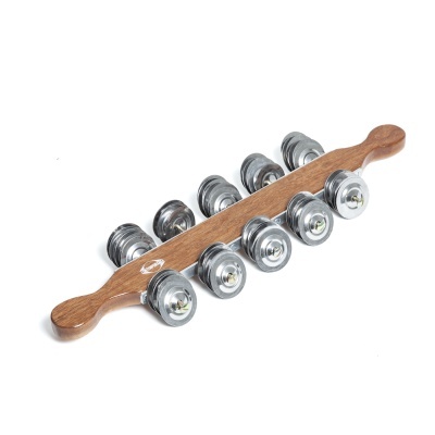 Instrumento musical de madeira com dez castanholas de metal prateado