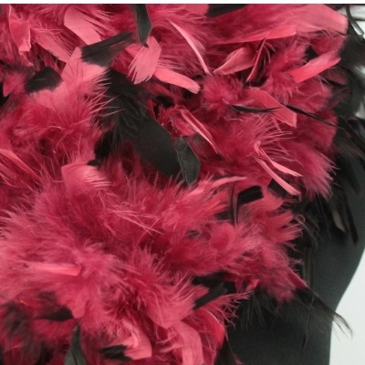 Penas vermelhas e pretas com textura macia sobre fundo escuro