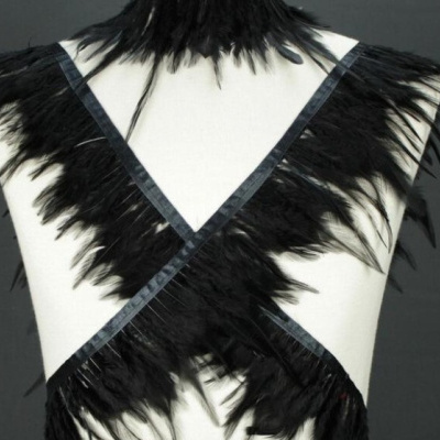 Vestido ou top de penas pretas com padrão cruzado