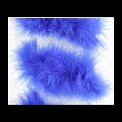 Adorno de pena azul vibrante em fundo branco