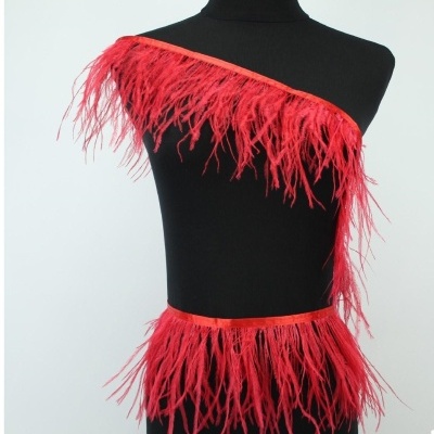 Acessório de moda com penas vermelhas em manequim preto