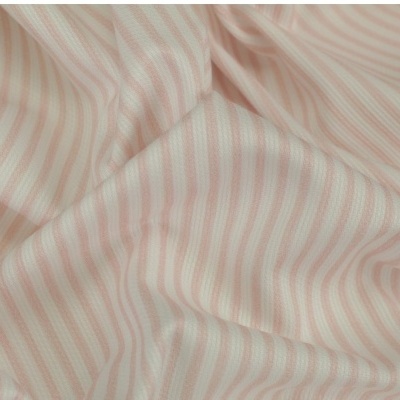 Tecido listrado creme e rosa claro com textura suave e riscas verticais