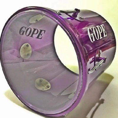 Tambor roxo com a palavra GOPE e ferragens metálicas