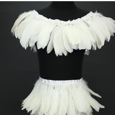 Conjunto de penas brancas no manequim preto