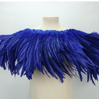 Colar de penas azuis sobre manequim