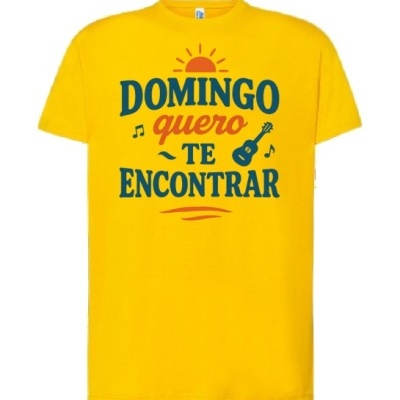 T-shirt amarela com texto e ícones musicais em azul e laranja