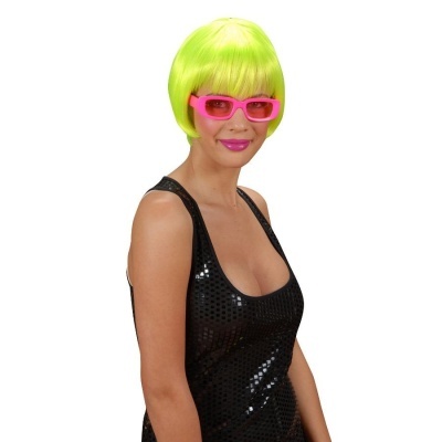Mulher com peruca verde-neon curta e óculos rosa com vestido preto brilhante