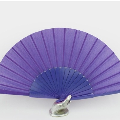 Leque roxo com apoio em forma de mão metálica