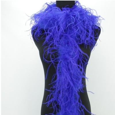Cachecol de penas azuis em manequim preto