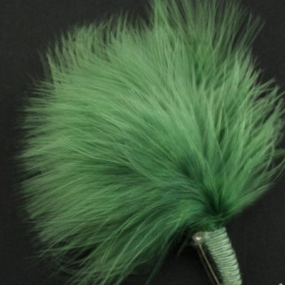 Chaveiro com penacho verde de pelúcia e base metalizada