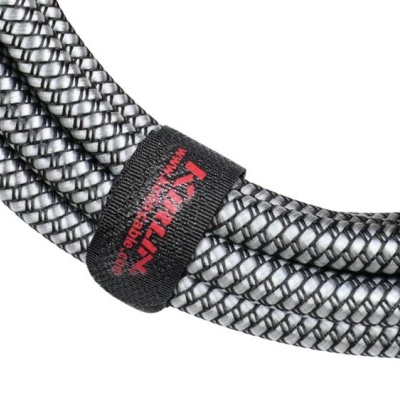 Cabo de áudio revestido em malha preta e cinza com etiqueta preta e texto vermelho