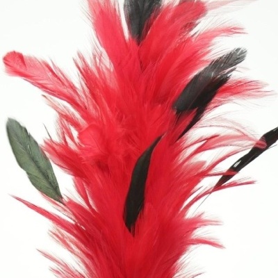 Penas decorativas vermelhas e pretas com texturas macias