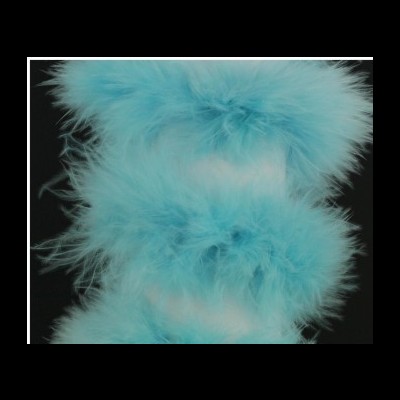 Bota azul claro felpuda com penas azuis em fundo preto