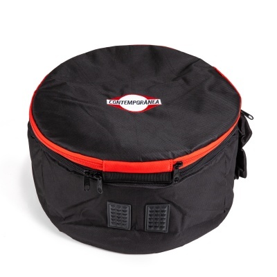 Bolsa redonda preta e vermelha com fechos e texto CONTEMPORÂNEA.