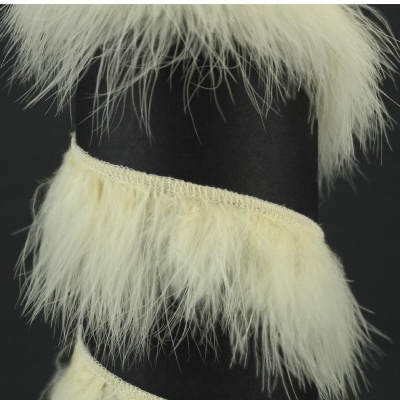 Tira decorativa preta com franjas de pelo longo creme