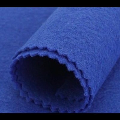 Rolo de tecido azul felpudo com bordas em zig-zag