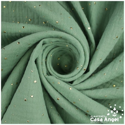 Tecido verde com lantejoulas douradas enrolado em espiral com logotipo ALMACENES Casa Angel