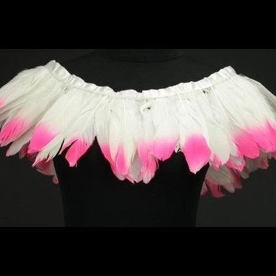 Coleira decorativa de penas brancas com pontas cor-de-rosa